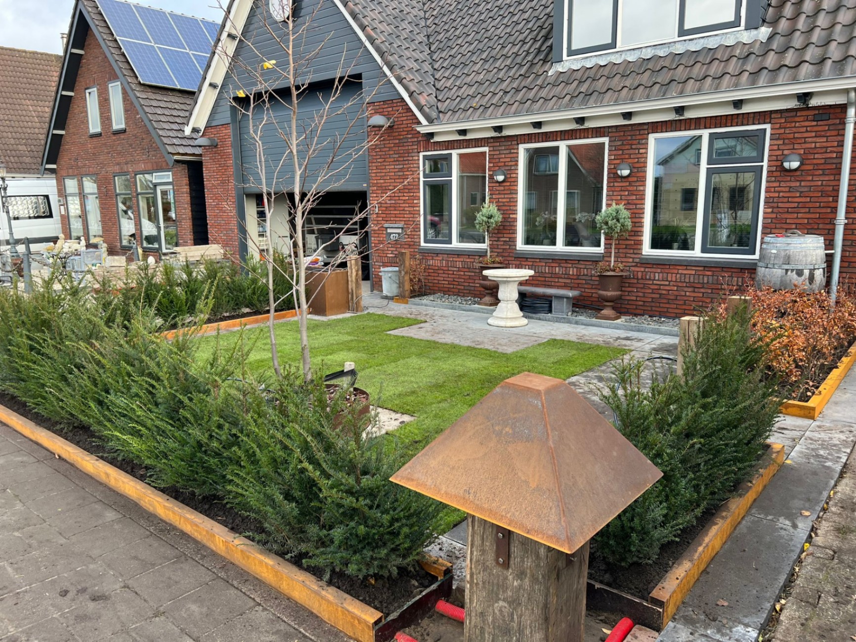 Klassieke voortuin met taxus & cortenstaal