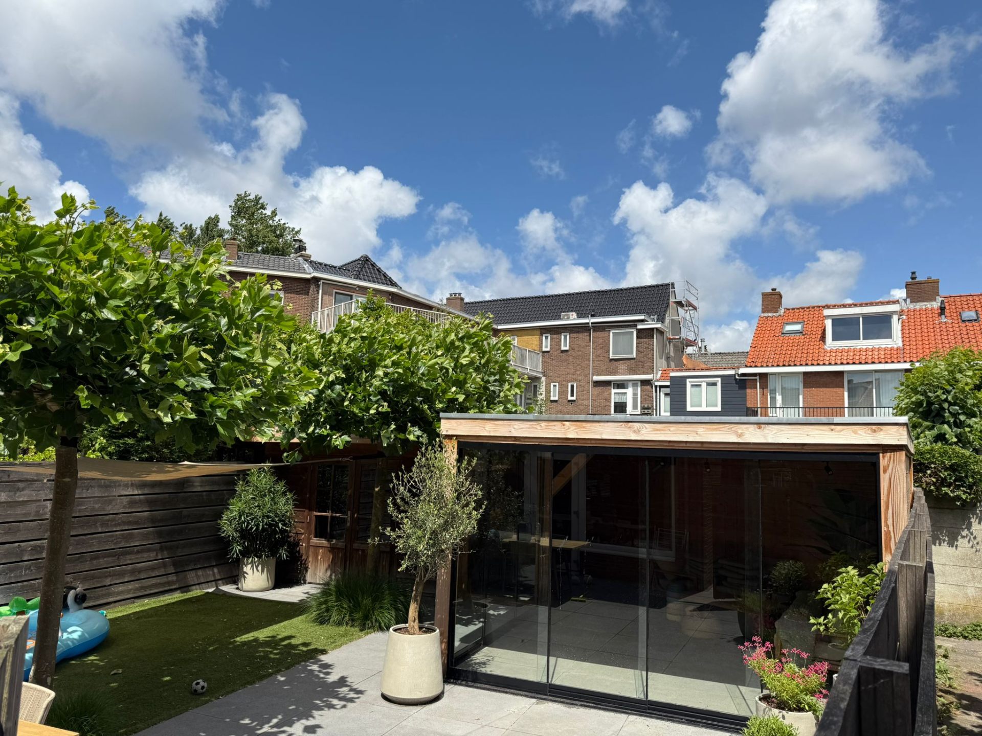 Luxe tuin met veranda en wood-look terras